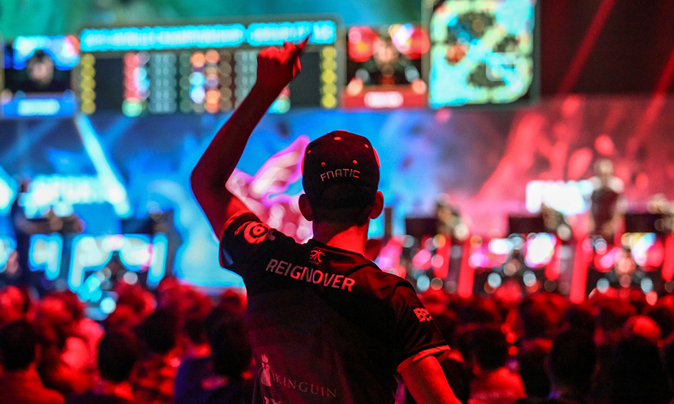 Bin式圣经引爆电竞圈热议！Bin赛后采访直言T1连S15名额都未定，展现LPL赛区信心